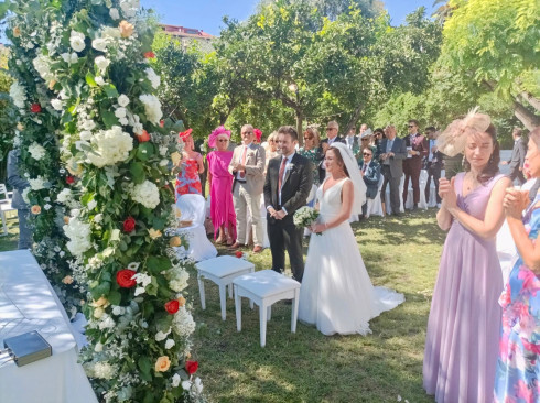 Jay and Filly in front of Ricky saying their vows.