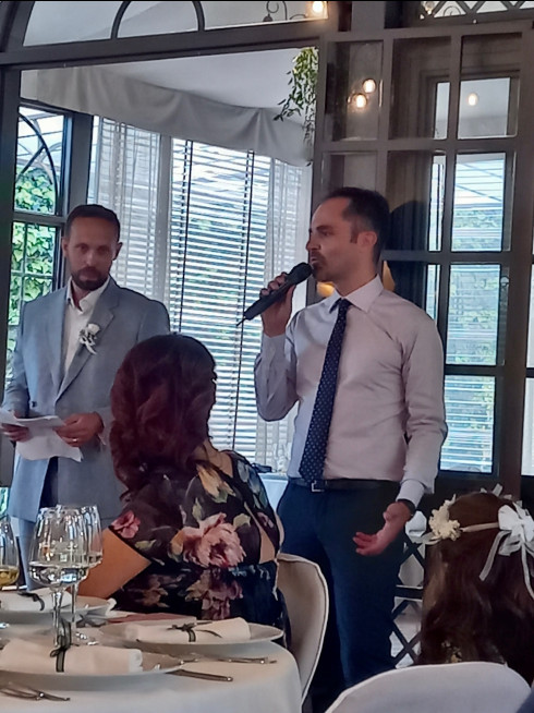 Ricky introducing Dave on the mic.