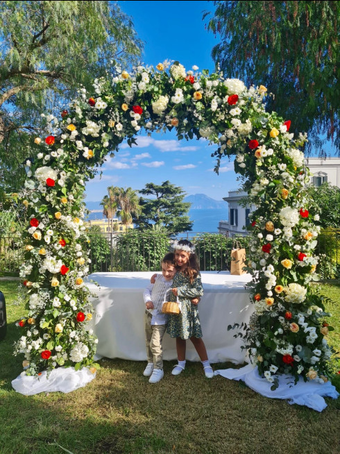 Sergio and Chiara at the wedding arch.