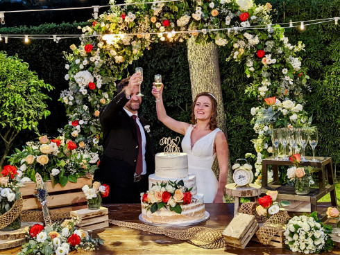 Jay and Filly toasting to everyone before cutting the cake.