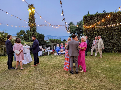 The Brits chatting in the garden, with Giulio flanked by the George women.