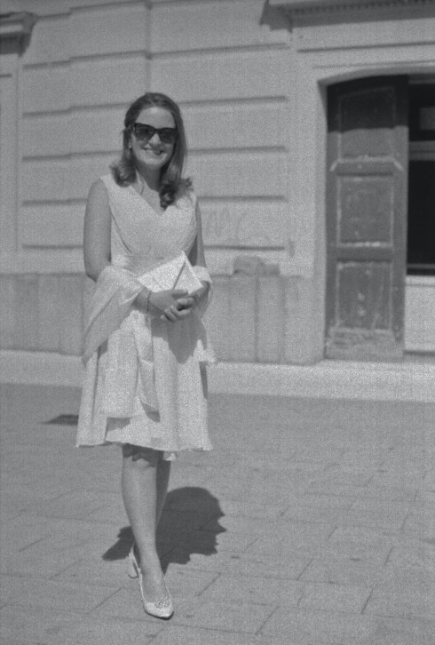 Filly clutching her bag wearing sunglasses outside the town hall.